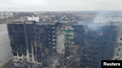 在烏克蘭基輔地區的博羅迪安卡城，一棟住宅樓被砲擊摧毀。(2022 年3 月3 日)