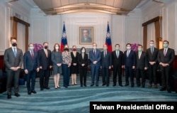 台湾总统蔡英文3月2日接见“美国总统拜登指派之跨党派资深代表团”。（台湾总统府提供）