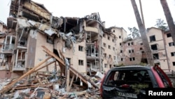 烏克蘭基輔地區伊爾平市的一棟住宅樓被俄軍砲擊摧毀。（2022 年3月2日）