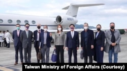台灣外長吳釗燮（右四）在機場迎接美軍前參謀長聯席會議主席的麥克∙穆倫（右三）率領的美國跨黨派資深代表團抵達台北。(照片來自台灣外交部網站)