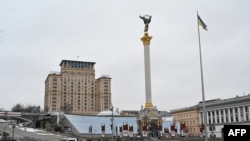 一辆满载反坦克屏障的卡车停在基辅的独立广场。(2022年3月1日)