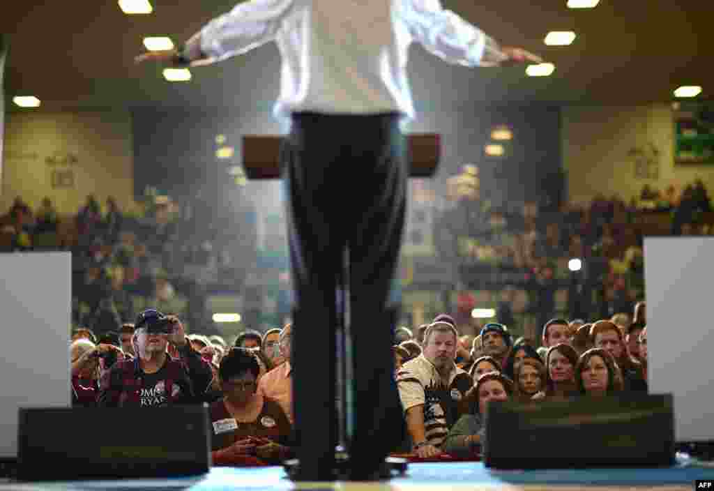 支持者在俄亥俄州马里昂的退伍军人纪念堂举行的集会上聆听共和党总统候选人罗姆尼的讲话。