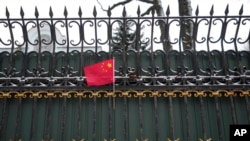 中國駐烏克蘭首都基輔大使館的圍牆上插著一面中國國旗。（2022年3月1日）