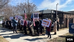 維吾爾人聚集華盛頓，要求美國政府給予他們政治庇護(美國之音/阿西姆·卡什加里安)