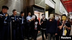 香港佔領行動示威者星期三在旺角戴上蓋伊福克斯微笑面具(V煞面具)示威