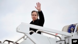 ລັດ​ຖະ​ມົນ​ຕີ​ການ​ຕ່າງ​ປະ​ເທດ ສະ​ຫະ​ລັດ ທ່ານ ແອນ​ໂທ​ນີ ບ​ລິງ​ເຄັນ ຍົກ​ມື​ລາ ໃນ​ຂະ​ນະ​ທີ່​ທ່ານ​ຂຶ້ນ​ເຮືອ​ບິນ​ຢູ່​ຖານ​ທັບ​ອາ​ກາດ ແອນດ​ຣູ, ລັດ ແມ​ຣີ​ແລນ, 3 ມີ​ນາ 2022.