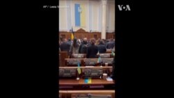 乌克兰议员唱国歌展示团结
