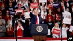 2019年12月10日特朗普总统星期二在达宾夕法尼亚州竞选集会上。