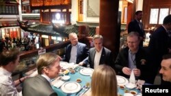 美國國務卿布林肯2024年4月24日在上海南翔饅頭店用餐。