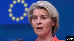 在布鲁塞尔欧盟总部举行的欧洲理事会峰会结束时，新被提名连任欧盟委员会主席的乌尔苏拉·冯德莱恩在新闻发布会上讲话。(资料照片：2024年6月28日)