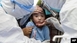 中国武汉一名儿童接受新冠病毒检验（美联社2021年8月3日）