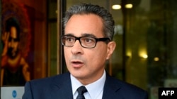 杜根的律師米拉利斯（Dennis Miralis）在悉尼地區法庭外對媒體講話。（2022年11月4日）