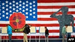 美國弗吉尼亞選民在一處投票站投票。 （2022年11月8日）