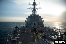 美國海軍照片顯示“桑普森”號導彈驅逐艦穿越台灣海峽。(2022年4月26日)