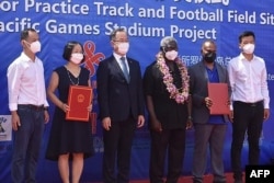 所羅門群島總理索加瓦雷（右三）與中國駐所羅門群島大使李明（左三）與其他官員在霍尼亞拉中國援建的體育館項目開工儀式上合影。（2022年4月22日）