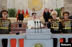 北韓官媒朝中社4月26日發布圖片顯示其領導人金正恩在平壤為北韓人民軍建軍90週年舉行閱兵並發表講話。。