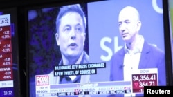 紐約證交所電視屏幕上顯示的特斯拉首席執行官馬斯克（左）亞馬遜公司董事長兼首席執行官貝索斯的畫像。（2022年4月11日）