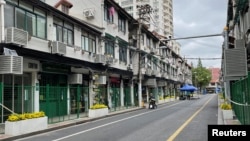 上海街道被绿色铁栅栏围起来。（2022年4月22日）