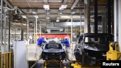 上汽集團在臨港的汽車生產基地裡，工人在生產線上工作。（2022年4月23日）