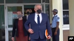 2022年4月22日，美国国家安全委员会印太政策协调员坎贝尔一行抵达所罗门群岛首都霍尼亚拉的机场，对该国进行访问。此行的重点是讨论该岛国与中国签署的安全协议。（美联社视频截图）