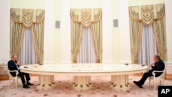 俄羅斯總統普京在克里姆林宮隔著一張長桌與聯合國秘書長古特雷斯會談。(2022年4月26日)