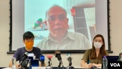 已经离港坻达英国的香港民意研究所副行政总裁 钟剑华，4月26日透过视像出席民研新闻发报会，他表示离港与警方国安处人员约谈无关。 （美国之音汤惠芸）