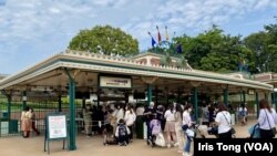 香港迪士尼樂園4月21日重開，大批市民排隊等候入場。(美國之音/湯惠芸)