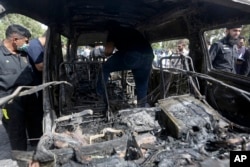 巴基斯坦卡拉奇大學內的中國孔子學院入口處發生一起針對中國人的汽車爆炸，警察正在檢查現場。（2022年4月26日）