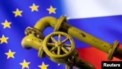 資料照：歐盟與俄羅斯的旗幟和天然氣管道的圖像。