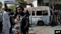 巴基斯坦卡拉奇大學內的中國孔子學院入口處發生一起針對中國人的汽車爆炸，警察正在檢查現場。（2022年4月26日）