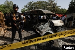 巴基斯坦卡拉奇大學內的中國孔子學院入口處發生一起針對中國人的汽車爆炸，警察正在檢查現場。（2022年4月26日）