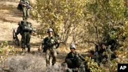 2007年11月8日，星期四，土耳其士兵在土耳其和伊拉克邊境的錫爾納克省巡邏。（美聯社）