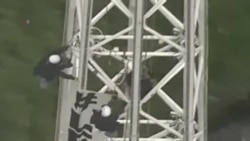 澳兩女攀高塔抗議政府移民政策