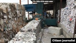 ຂະບວນການອັດເຈ້ຍເສດທີ່ຖືກໄຈ້ແຍກແລ້ວ.