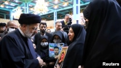 伊朗總統萊希在德黑蘭在與在伊朗抗議期間被打死的伊朗安全部隊人員家屬會面。(2022年12月9日)