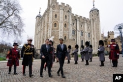 英国首相苏纳克(中)与日本首相岸田文雄抵达伦敦塔签署两国防务协议。（2023年1月11日）