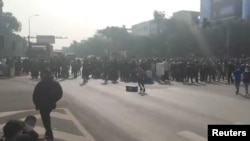 生產抗原檢測試劑盒、全自動核酸提取儀等防疫產品的重慶大渡口中元匯吉藥廠星期六（1月7日）爆發數以百計的員工聚集在廠區遊行抗議，一度警方發生衝突。