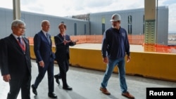 美國總統拜登2022年12月6日到亞利桑那州出席台積電建廠擴產儀式時與公司董事長劉德音交談。（路透社）