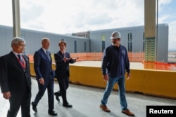 美國總統拜登2022年12月6日到亞利桑那州出席台積電建廠擴產儀式時與公司董事長劉德音交談。（路透社）