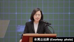 台灣總統蔡英文12月27日在“強化全民國防兵力結構調整方案記者會”上講話。