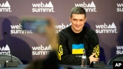 烏克蘭數字化轉型部長費多羅夫在葡萄牙里斯本舉行的網絡峰會期間參加一次記者會。(2022年11月3日)