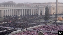 2023 年 1 月 5 日，成千上萬天主教信徒在梵蒂岡聖伯多祿廣場參加已故榮休教宗本篤十六世的葬禮安息彌撒。