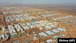 中國河北省石家莊建造可以容納數千人的方艙。（2021年1月16日）