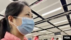 老家在寧波、年約40多歲的香港市民Teresa眼泛淚光接受傳媒訪問，對中港兩地通關感到心情激動，希望盡快回家探望幾年沒見、患上腸癌的父親。(美國之音/湯惠芸)