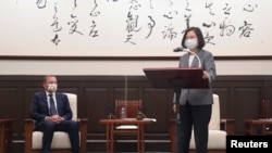 資料照：台灣總統蔡英文在台北會晤到訪的澳大利亞前總理托尼·阿博特（Tony Abbott）。 （2021年10月7日）