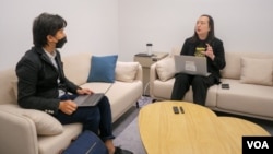 台灣數發部長唐鳳(右)接受美國之音專訪