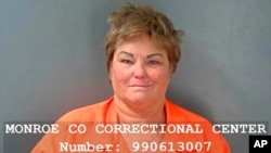 資料照片：布盧明頓警察局提供的比莉·戴維斯被拘留時拍攝的照片。她被控2023年1月11日在一輛公交車上因為一名女大學生是亞裔而用刀襲擊她。