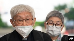 資料照 - 香港榮休主教陳日君（Cardinal Zen，前立者）2022年11月25日前往西九龍裁判法院領回自己旅行文件，從而可以短暫離港，前往梵蒂岡，參加榮休羅馬天主教教宗本都十六世的葬禮。陳日君在西九龍裁判法院外回答記者提問。