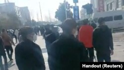 河南鄭州富士康代工廠的工人再次推倒護欄舉行抗議。（2022年11月23日）