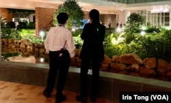 多名香港大学保安人员离远观察11月29日在校园内举行的“白纸示威”，未有即时报警处理 (美国之音/汤惠芸)